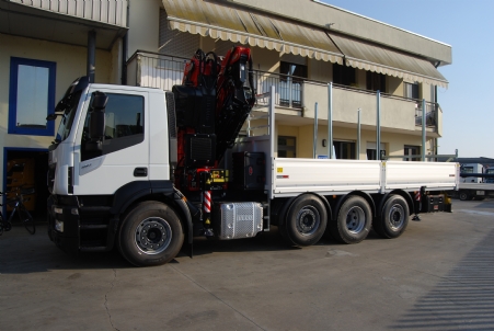 IVECO AD 260 S48 Y/PS FIXED BODY WITH CRANE